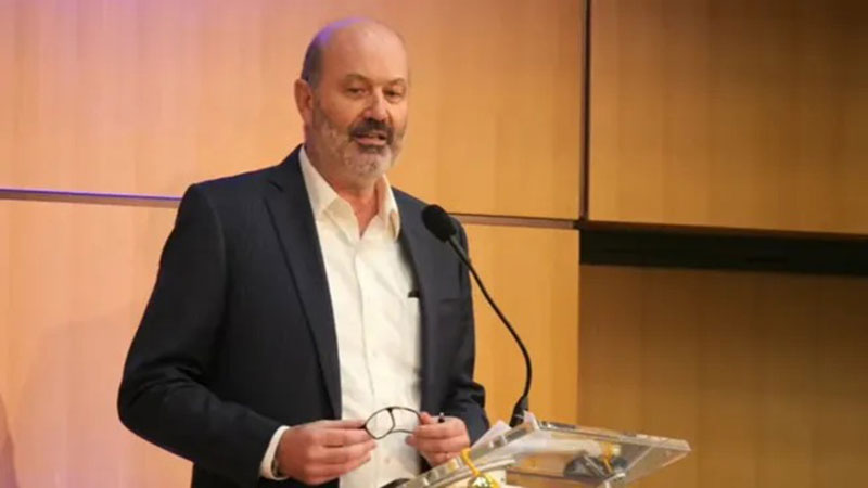 Federico Sturzenegger adelantó el proyecto del Gobierno para habilitar el pago de propinas por medios electrónicos