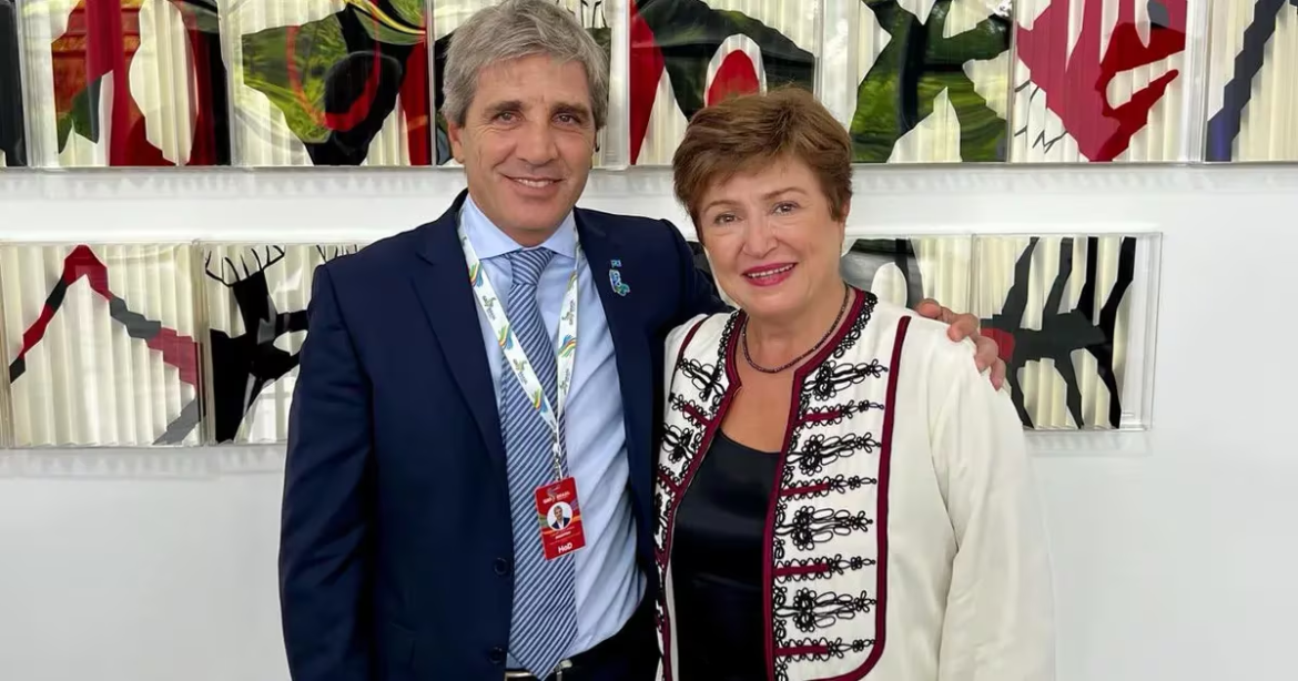 En medio de la nueva fase del plan económico, Caputo viaja a Brasil y busca reunirse con autoridades del FMI