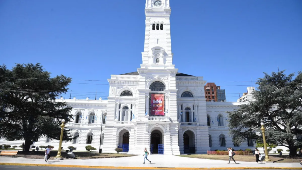 El intendente de La Plata, Julio Alak, dispuso un aumento nuevo aumento salarial a empleados municipales