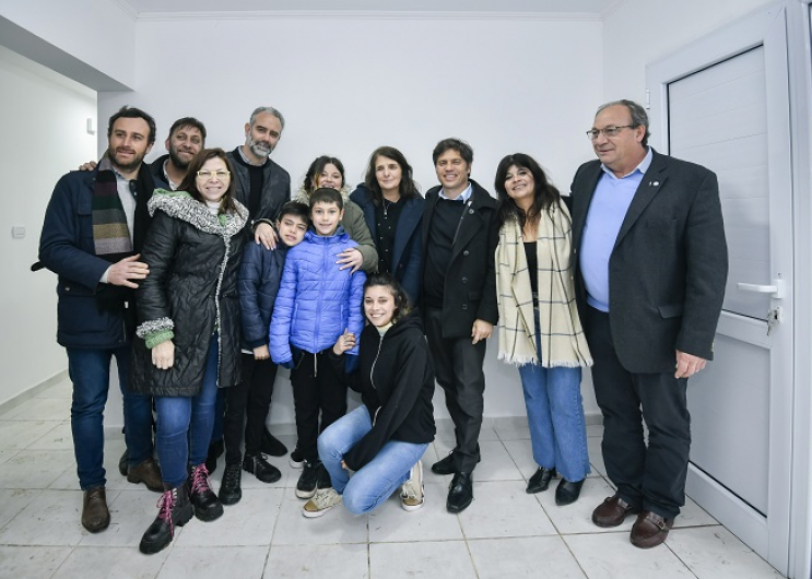 Kicillof entregó viviendas en General Alvear