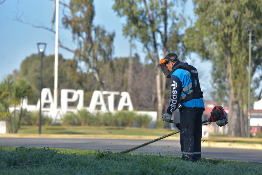Hidrogrúas, camiones y un mega operativo del Municipio para poner en valor la rotonda de ingreso a la ciudad