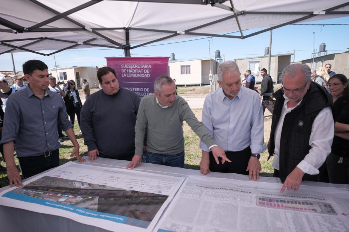 La Plata: Andrés Larroque, recorrió junto a, Julio Alak, el Barrio Nuevo en Ringuelet.