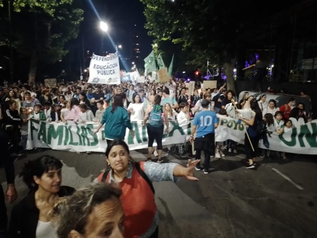 Imponente marcha de antorchas en defensa de la educación pública