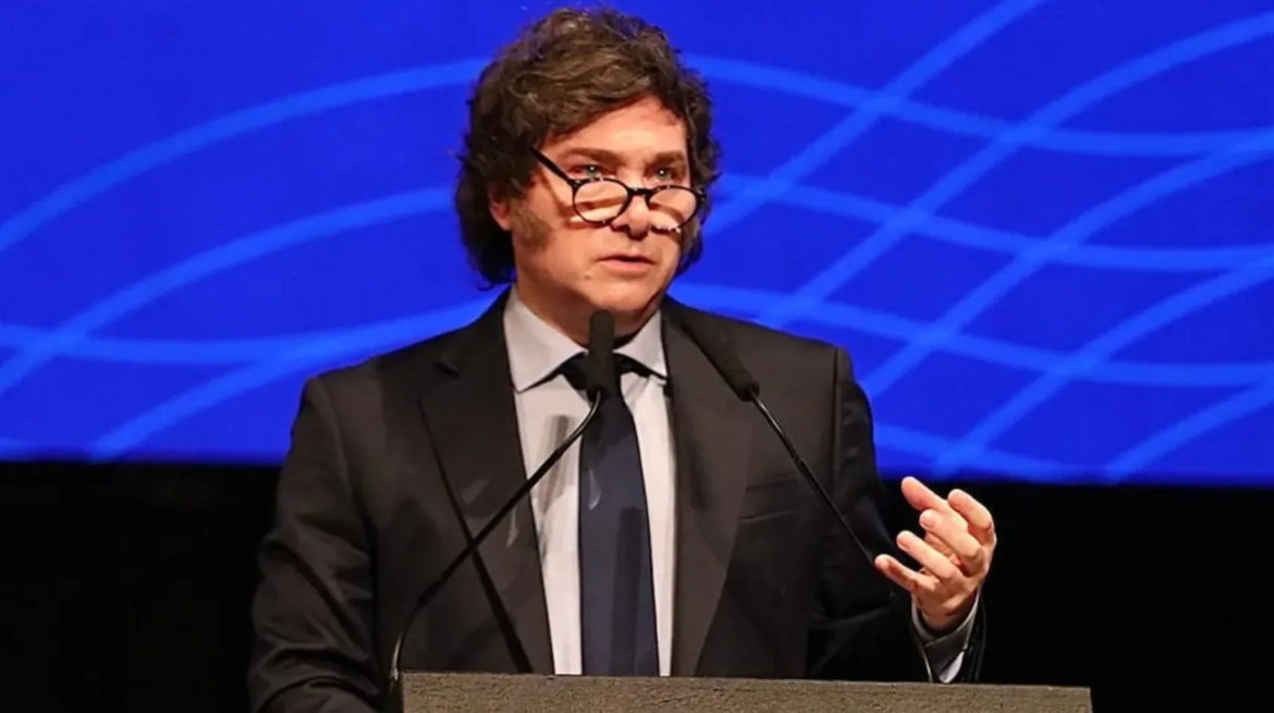 Milei firmó un decreto para reducir la estructura de ARCA y ordenó bajar 80% los sueldos jerárquicos