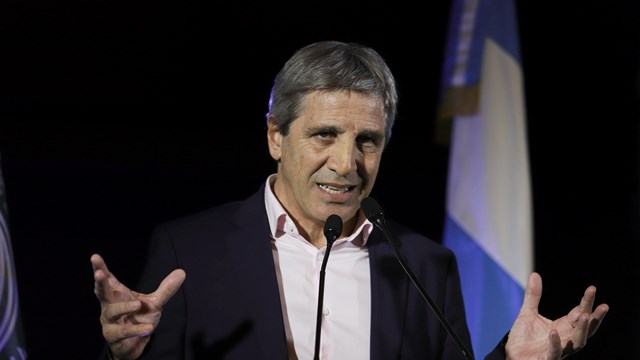 Caputo anunció que los comercios podrán exhibir los precios de sus productos en dólares