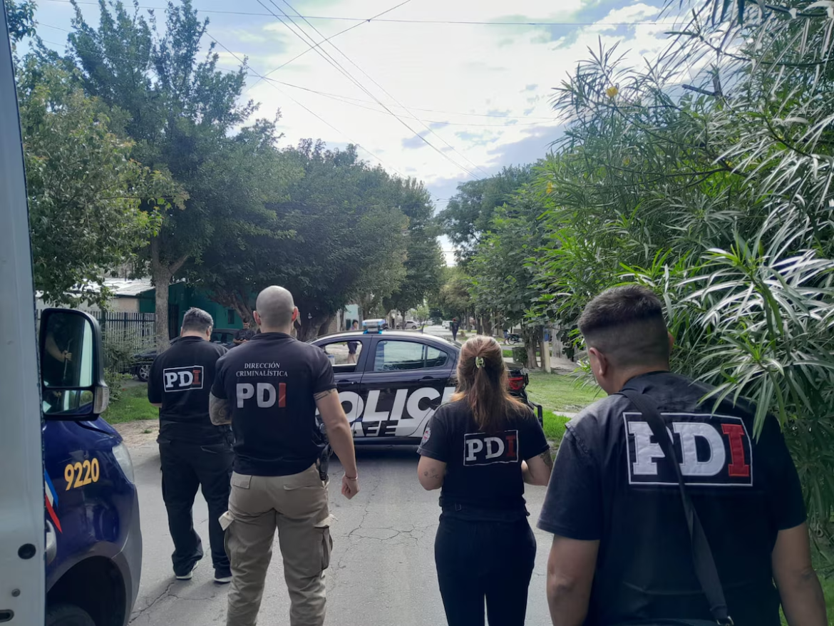 Un policía manipulaba su arma, se le disparó y mató a su compañero