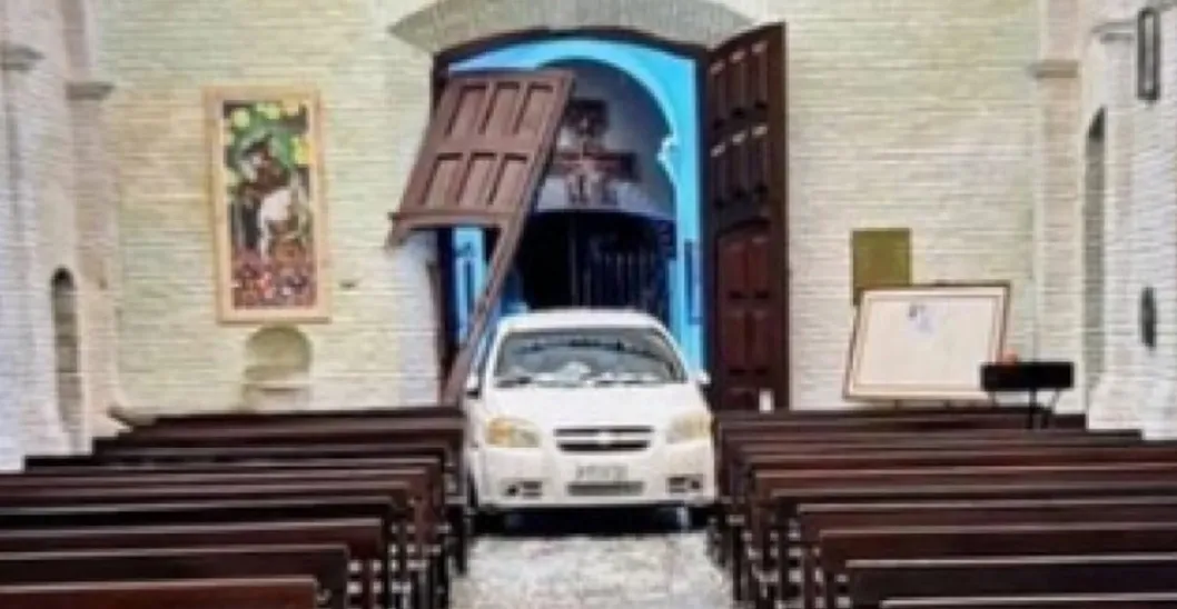 Se descompuso al volante e incrustó su auto contra una iglesia