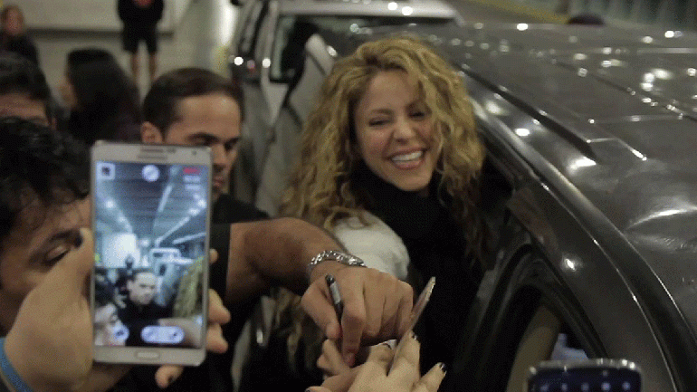 Shakira llegó antes de lo esperado a Argentina y se reunió con sus fans en Ezeiza