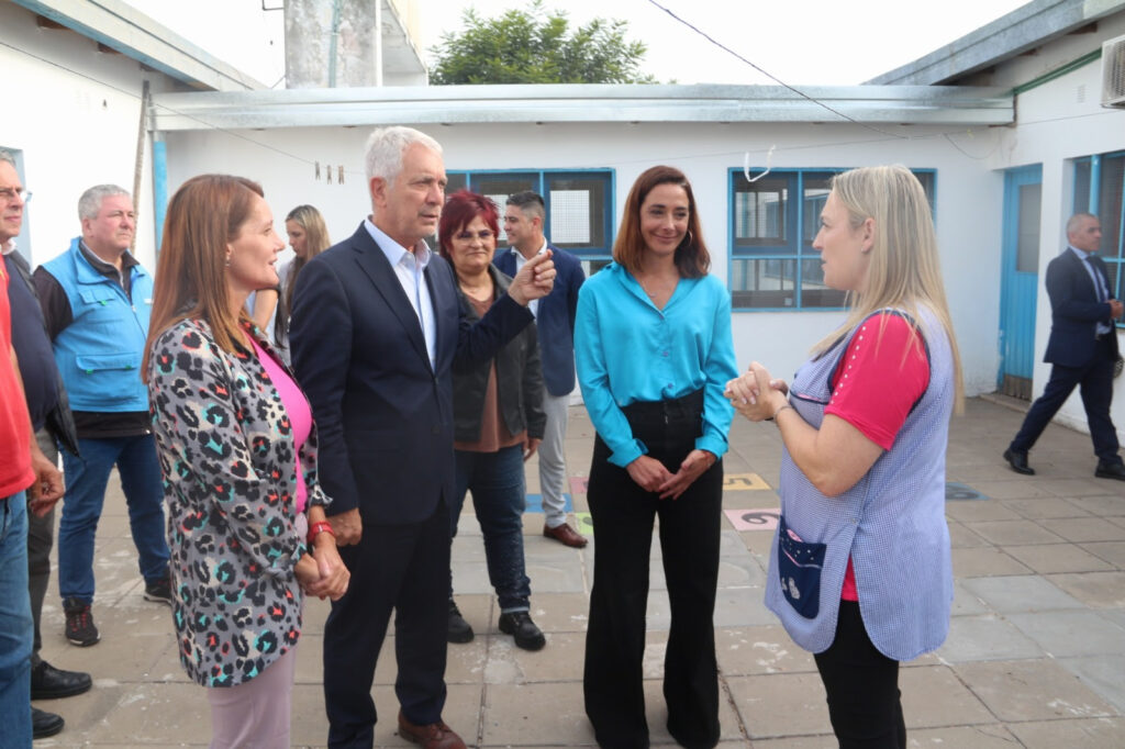 Alak visitó una escuela primaria de Los Hornos y un jardín de Olmos donde avanzan obras de infraestructura