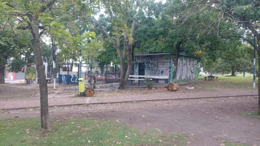 Vecinos piden demoler un espacio abandonado del Parque Castelli: “Hay droga, alcohol y robos”