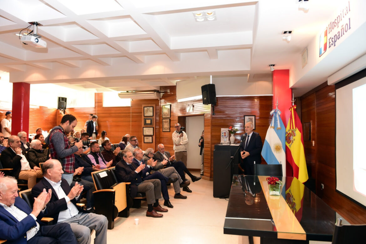 Alak acompañó la entrega de equipamiento donado al Hospital Español por la Fundación Florencio Pérez