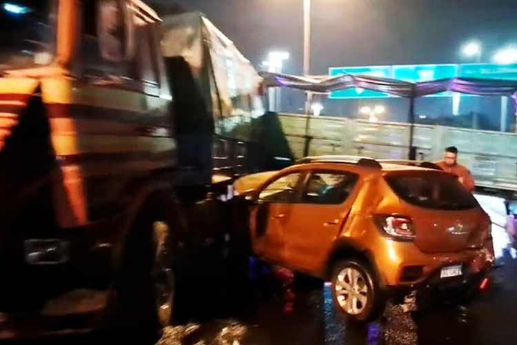 Choque en General Paz: un camión cruzó de mano y embistió dos autos, hay tres heridos