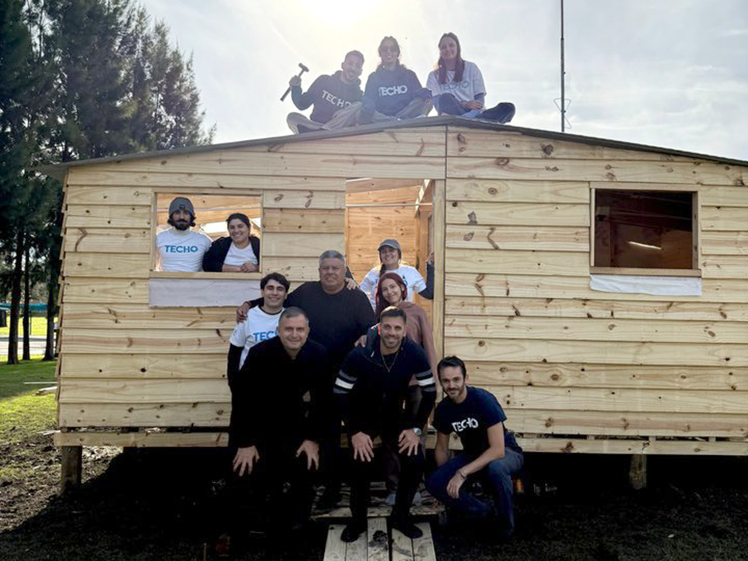Chiqui Tapia mostró las casas de «Un Gol X Un Techo» y lo destrozaron en redes