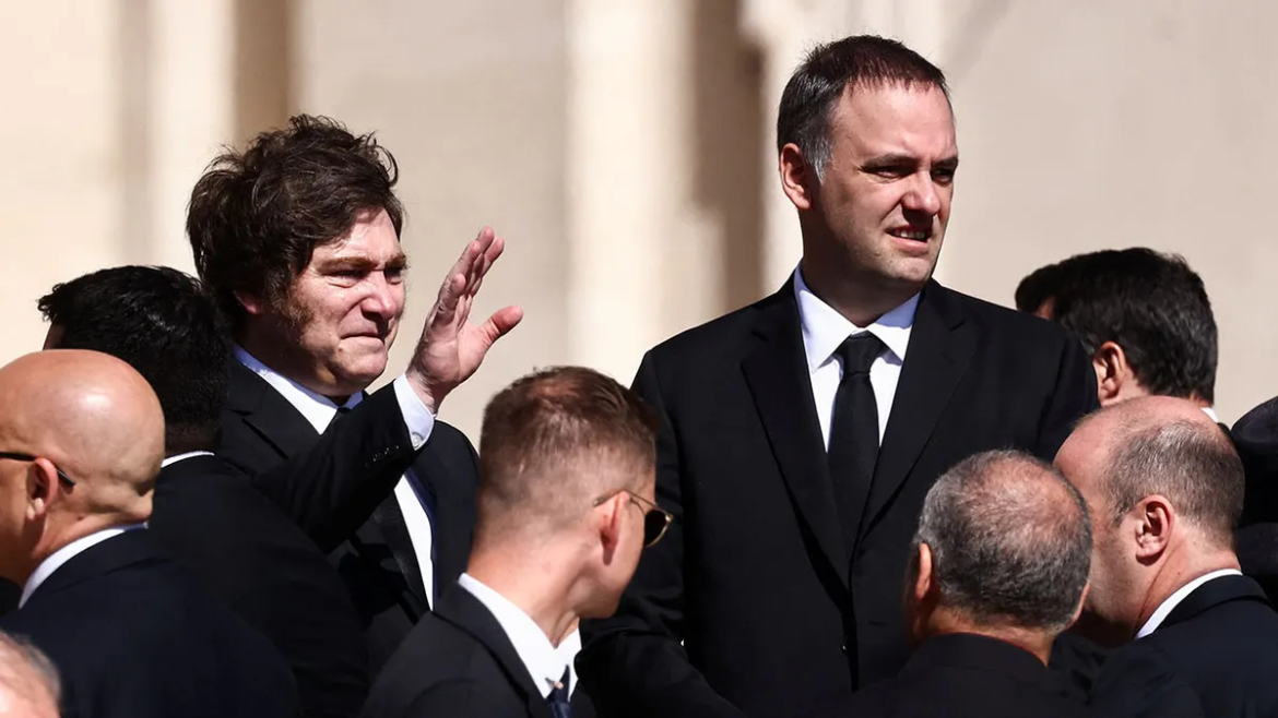 El presidente viaja a Roma para la asunción de León XIV el domingo 18 y no podrá votar por Adorni