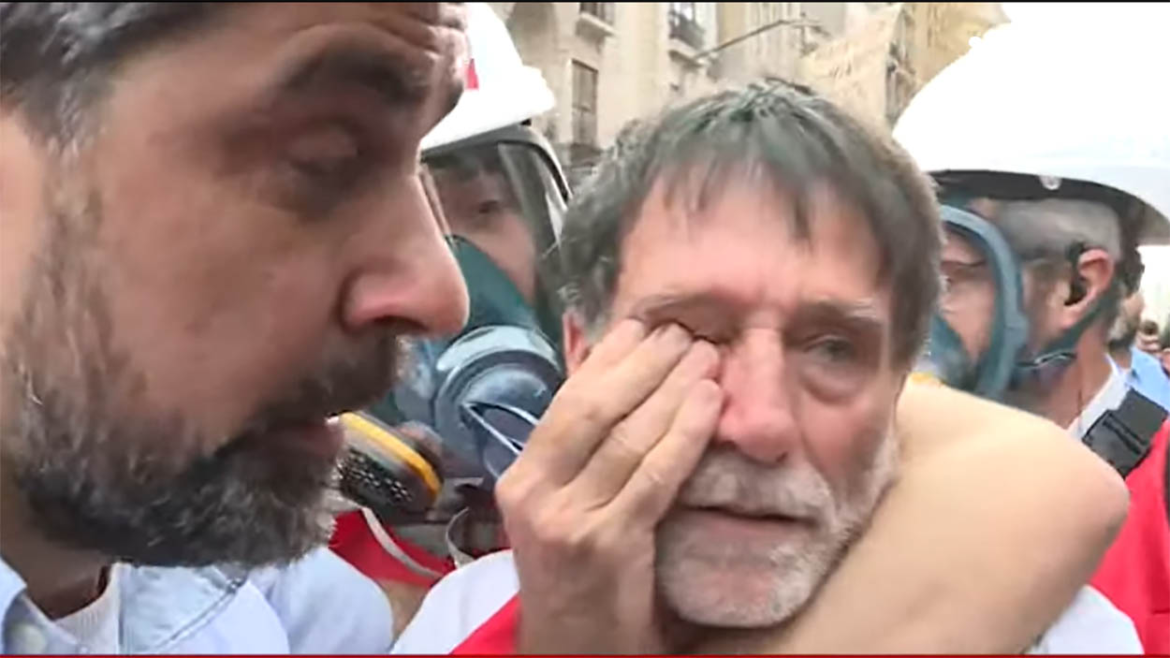 Incidentes en el Congreso: la policía reprimió una marcha de jubilados y el padre Paco Olveira terminó en el suelo