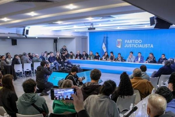 Más de 60 espacios políticos y sindicatos se organizan para apoyar a CFK