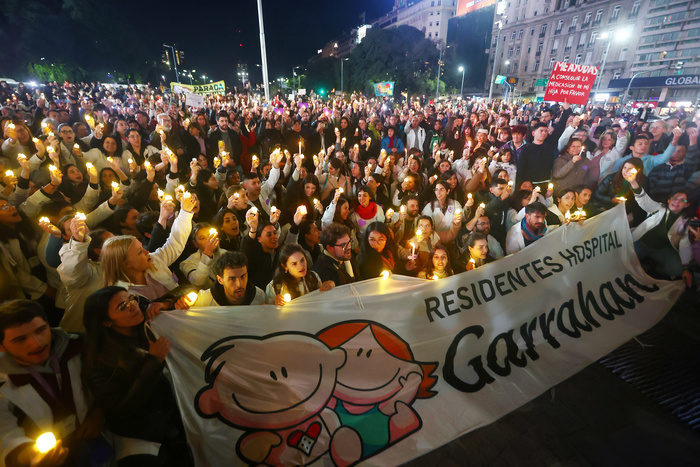 Multitudinaria marcha de velas de residentes del Hospital Garrahan en el Obelisco contra el ajuste