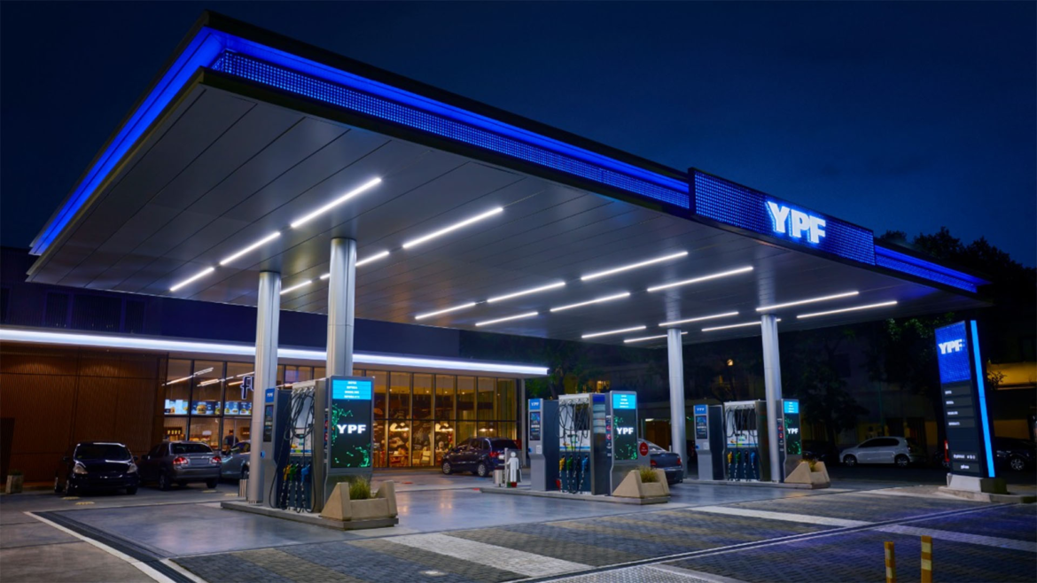 YPF arrancó la venta de nafta más barata en la estación de servicio de Boedo y Acceso Sur