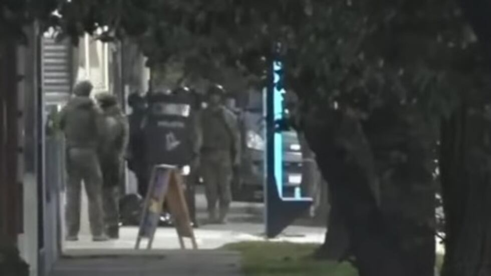 Horror en Moreno: un policía asesinó a la pareja de su exmujer y se atrincheró en un gimnasio