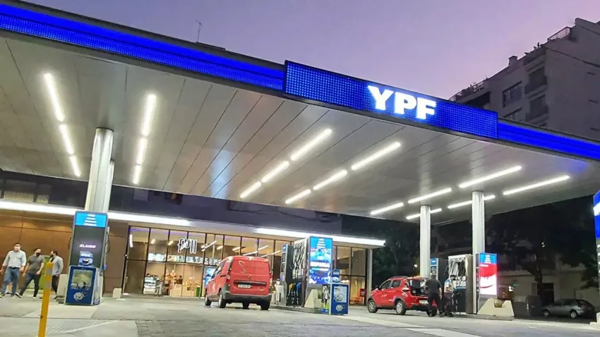 YPF inicia las pruebas para el sistema de nafta más barata durante la madrugada
