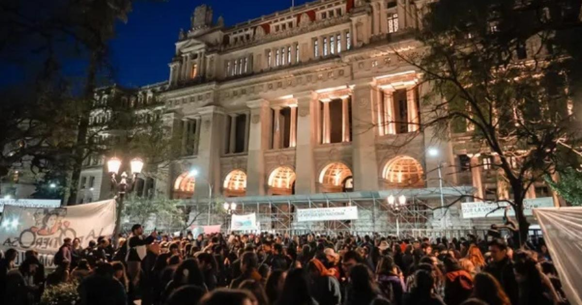 Todos con Cristina Kirchner: militantes y ciudadanos autoconvocados acampan frente a Tribunales
