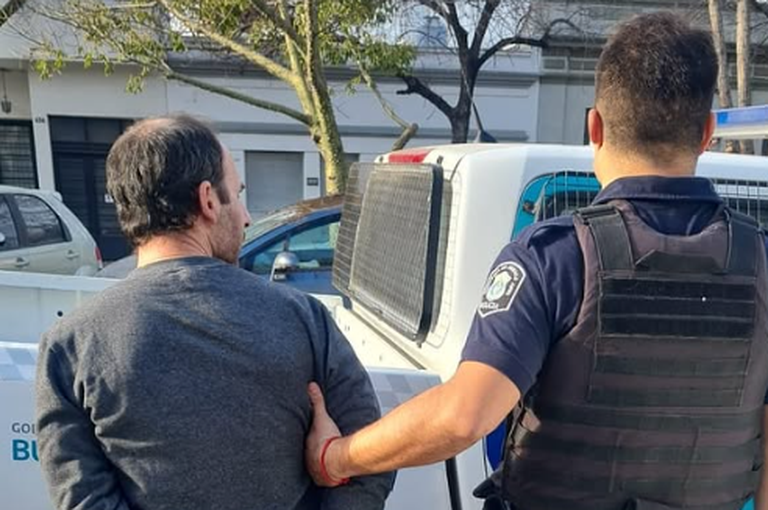 El encargado de cuidarte: detienen en La Plata a un policía borracho que se quedó dormido al volante