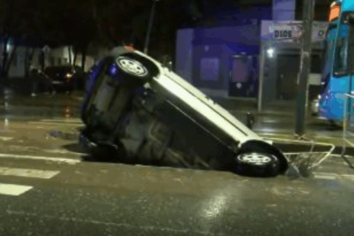 Un auto cayó en un pozo de Aguas Santafesinas en barrio Belgrano