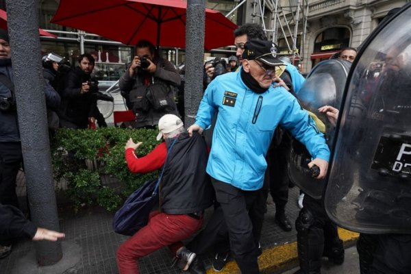 Incidentes en la Marcha de Jubilados: Enfrentamientos con la Policía en el Centro de Buenos Aires