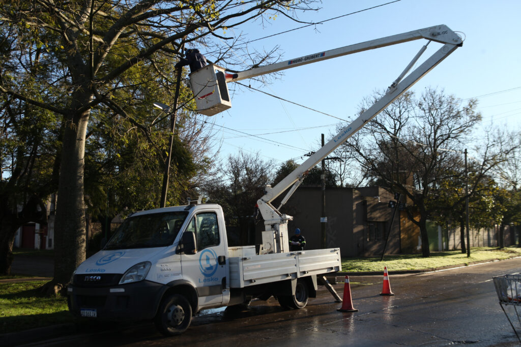 La Plata: Más trabajos de la Municipalidad para iluminar los barrios de la ciudad