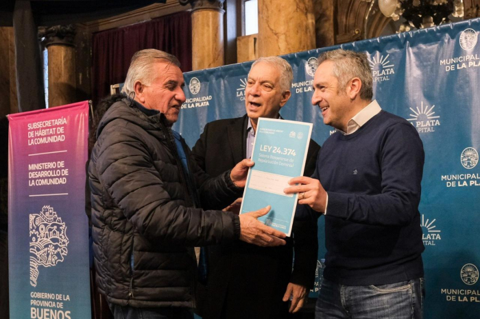 Alak y Larroque entregaron 301 escrituras sociales a familias de La Plata