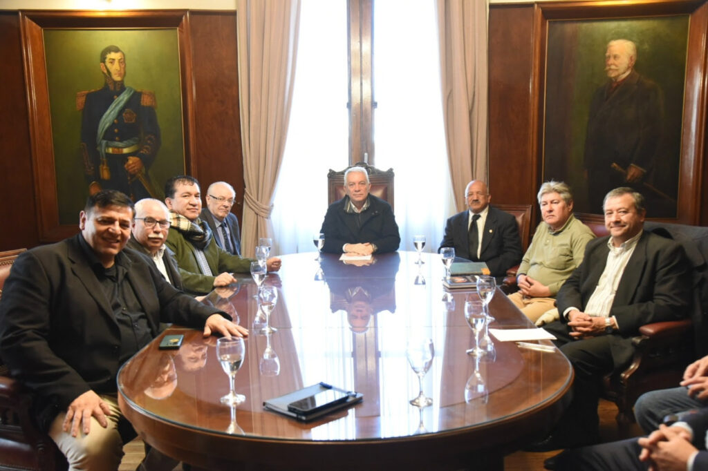 Alak mantuvo una mesa de trabajo con pastores de La Plata para coordinar acciones comunitarias