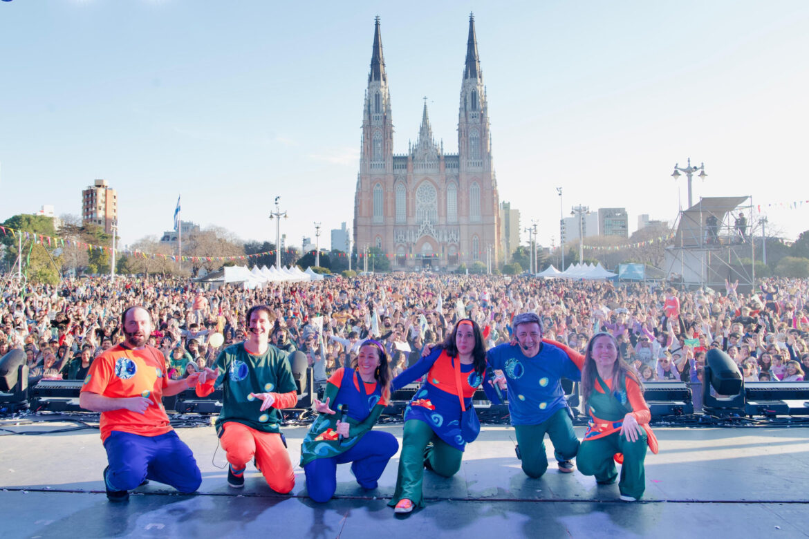 La Plata: Multitudinario festejo en Plaza Moreno por el Día del Niño