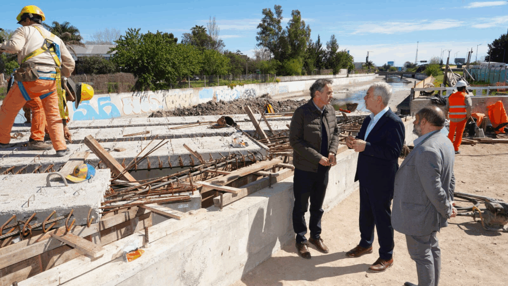 Alak y Katopodis supervisaron el avance del puente del Arroyo El Gato: permitirá duplicar la capacidad de drenaje