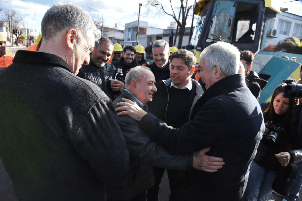 Kicillof y Alak recorrieron Los Hornos y charlaron con vecinos en la última jornada de campaña