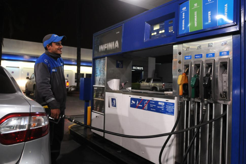 El aumento del dólar impactó en los surtidores y las empresas no lo comunicaron