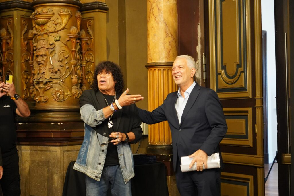 Alak recibió a “La Mona” Jiménez y lo distinguió como Visitante Ilustre de la ciudad