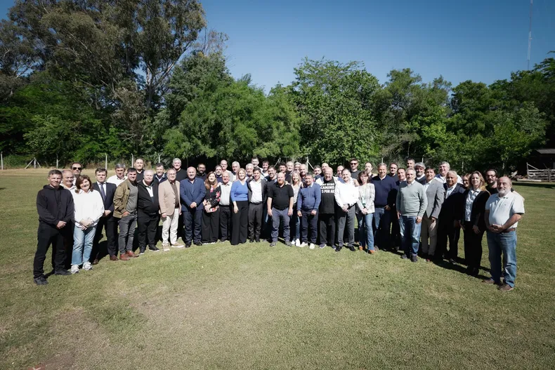 Kicillof reunió a intendentes del Movimiento Derecho al Futuro y ratificó su liderazgo en la Provincia