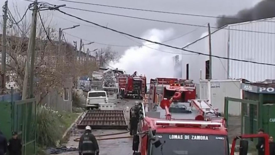 Incendio en Lomas de Zamora: trabajan más de diez dotaciones de Bomberos y evacúan a vecinos