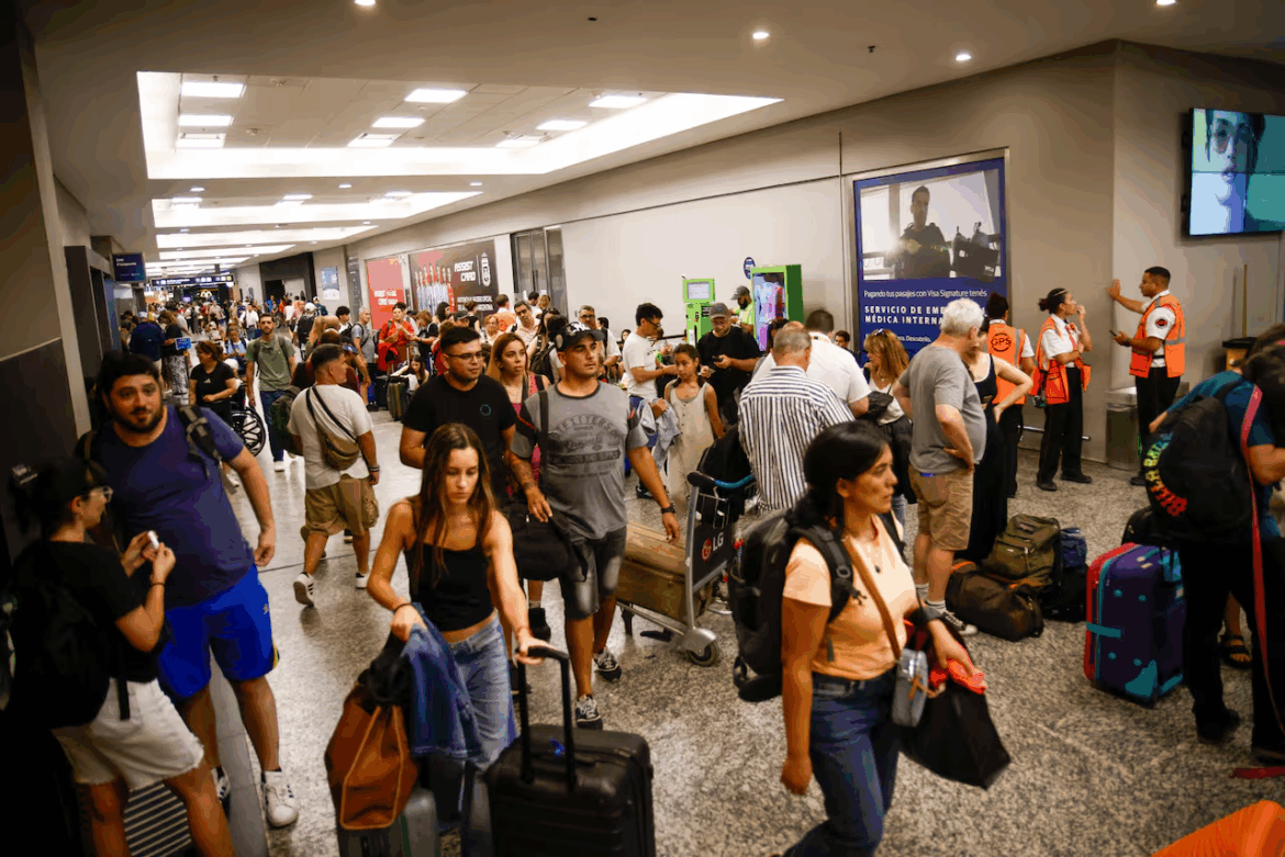 Aeroparque suspendió vuelos durante casi tres horas por un desprendimiento de asfalto en la pista 31