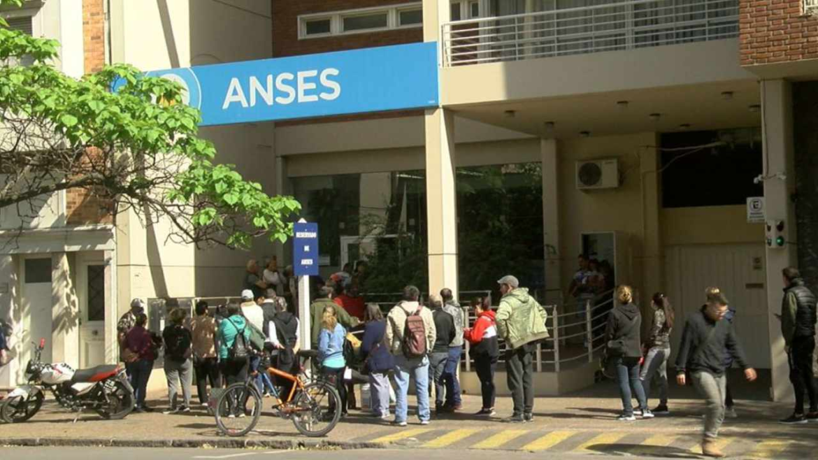 El Gobierno confirmó aumentos en las Asignaciones Familiares y la AUH: nuevos montos y rangos desde marzo