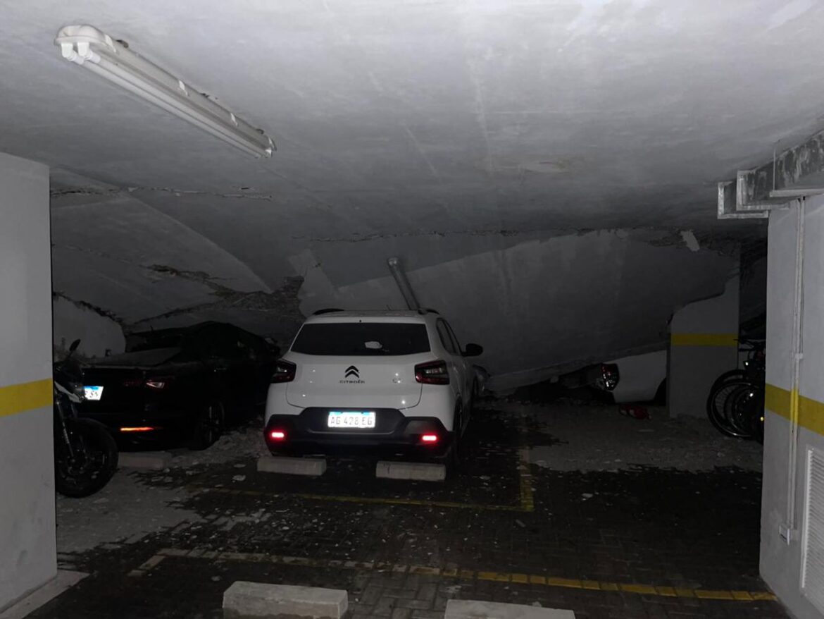 Derrumbe en Parque Patricios: colapsó el patio interno de un complejo Procrear y destruyó más de 60 autos