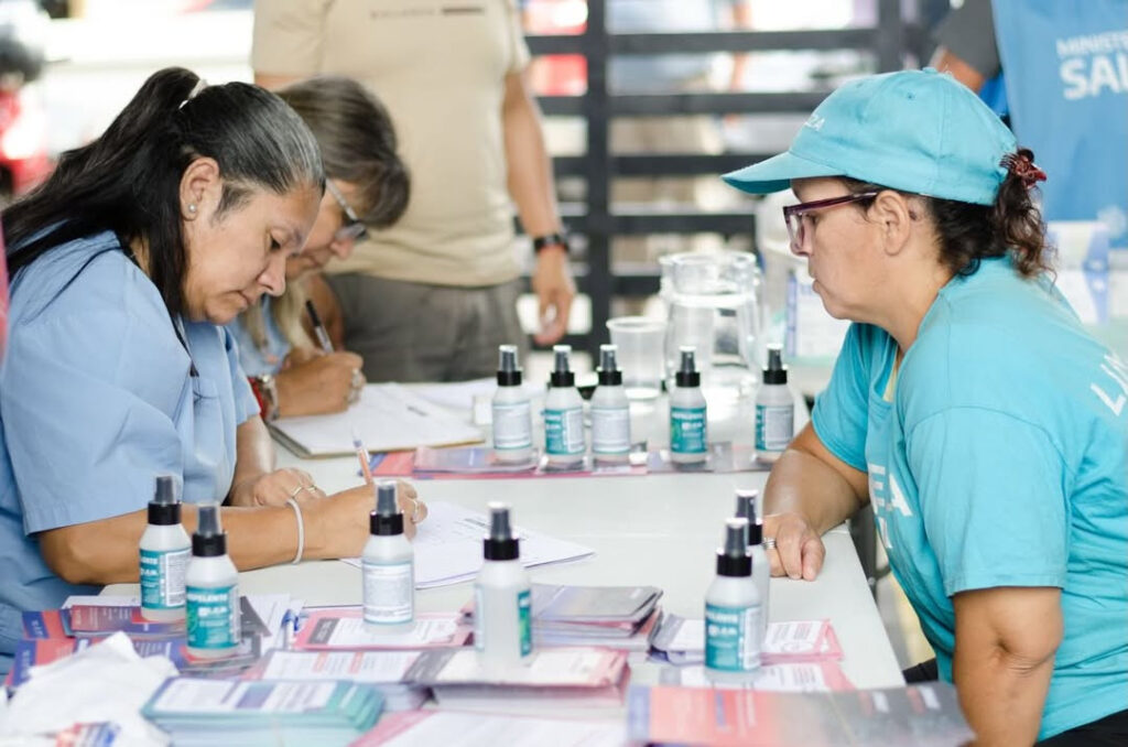 Dengue: desplegaron operativos en Hernández, Arana, San Lorenzo, Los Hornos y San Carlos