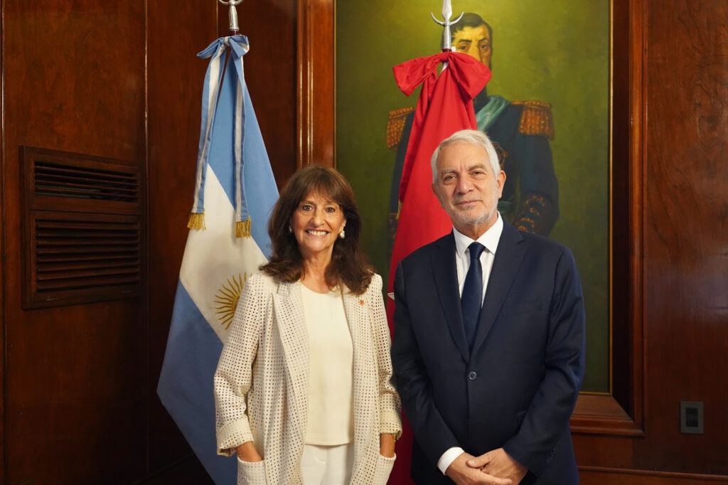 Encuentro entre Alak y la embajadora de la Soberana Orden de Malta para fortalecer la cooperación institucional