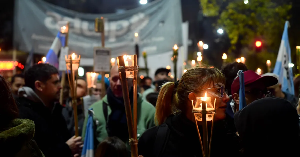 Marcha de antorchas en La Plata en medio del paro universitario