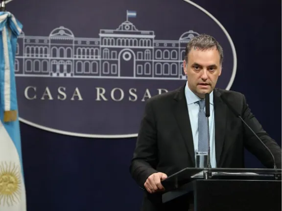 Investigan presunto enriquecimiento ilícito de Manuel Adorni: nuevas pruebas sobre propiedades y viajes