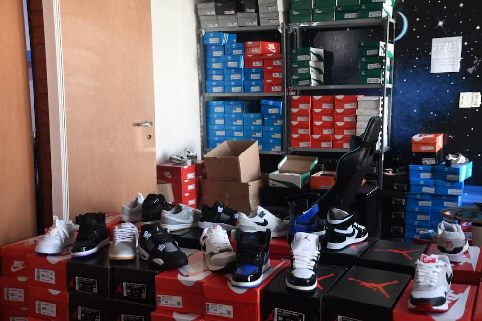 Golpe al contrabando en Avellaneda: secuestran zapatillas truchas por más de $35 millones