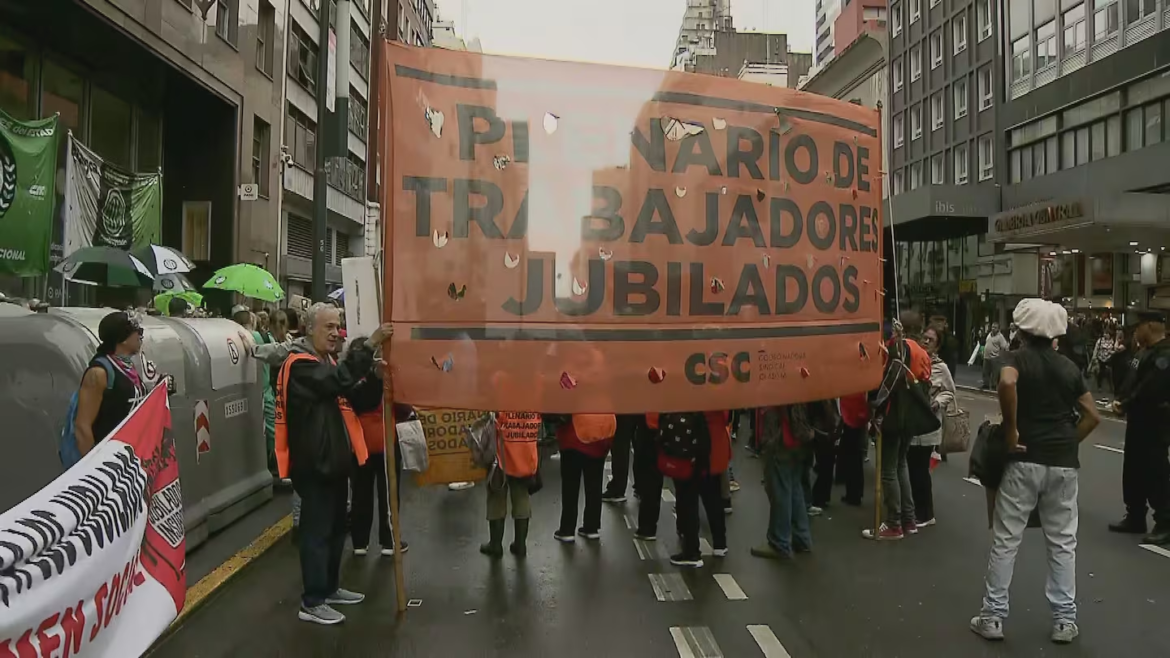 Jubilados se movilizan en Lomas de Zamora para reclamar medicamentos gratuitos y mejoras en el PAMI