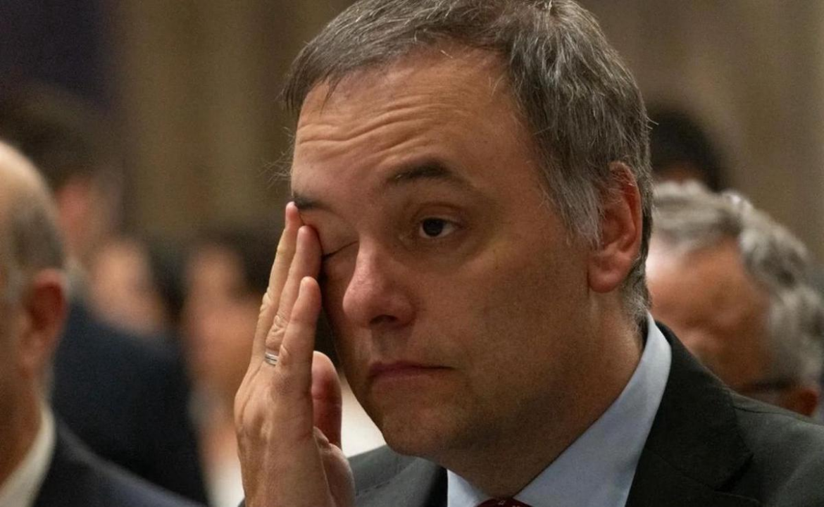 Investigan compras atribuidas a Manuel Adorni con tarjetas de crédito de empleados