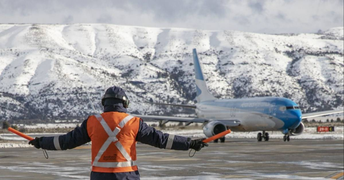 Bariloche: se normalizan los vuelos tras la intensa nevada que obligó a cancelar operaciones