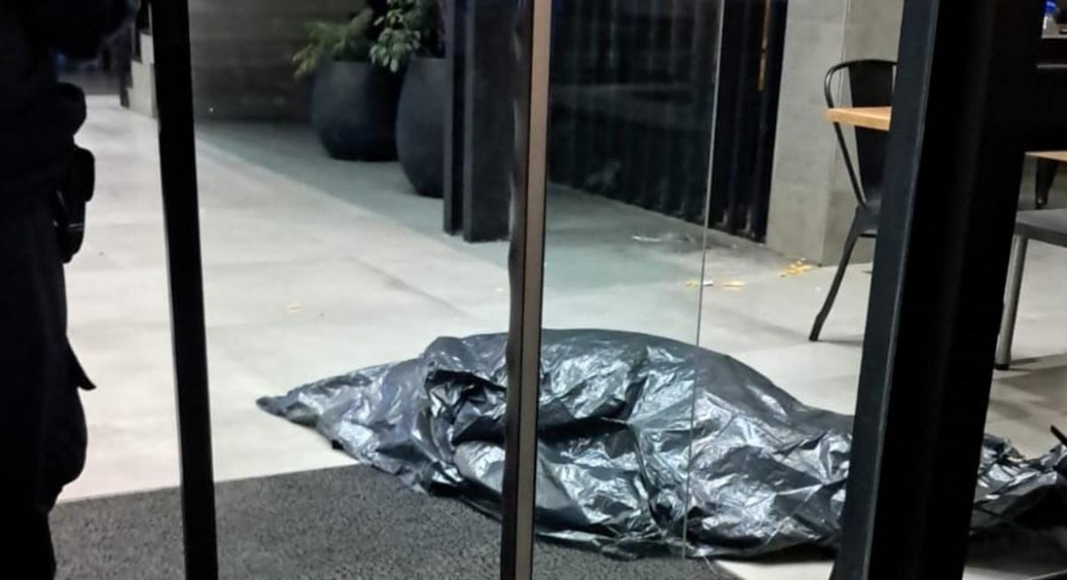 Tragedia en La Plata: murió un hombre mientras cenaba con su esposa en un local de comidas